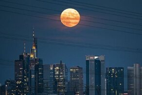 На Земле увидели земляничную Луну