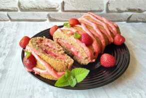 Вот, что нужно готовить из клубники! Бисквитный рулет с клубничным кремом!