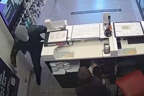 Вооруженный скалкой мужчина ограбил салон сотовой связи