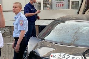 Полицейский в Воронеже влетел на тротуар и сбил троих пешеходов