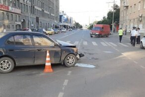 Авария дня. В центре Екатеринбурга фургон врезался в группу пешеходов