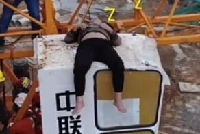 Пьяный мужчина решил прыгнуть с кабины крановщика, но заснул во время подготовки