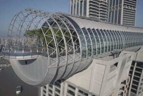 Горизонтальный небоскрёб высотой 250 метров открылся в Китае