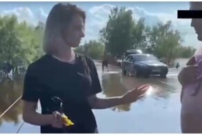 К рассказывающей об огромной луже журналистке пристали двое мужчин