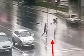 Полицейский в Хабаровске чудом спас ребёнка, вылетевшего из машины