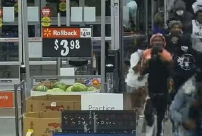 Видео: мародеры штурмуют супермаркет Walmart во Флориде