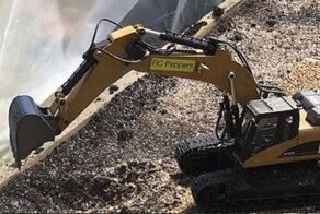 Любитель острого перца обслуживает теплицу с помощью игрушечных машинок