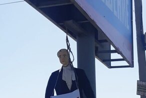 В центре Астрахани повесили куклу Горбачева