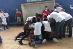 Так прощались с молодым человеком по имени Александр, который был убит полицией