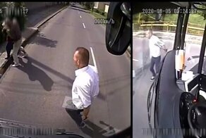 Водитель остановил автобус, чтобы отбить пенсионерку у грабителя