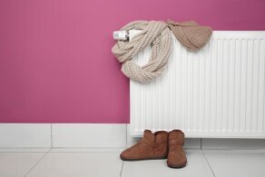 Почему не рекомендуется сушить обувь на батарее?