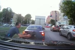 Мгновенная реакция водителя спасла машину от несущейся шины