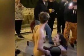 Молодая парочка устроила публичную оргию на Хохловской площади в Москве: видео