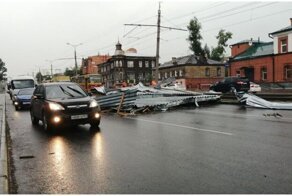 Ураганный ветер сорвал кровлю с торгового центра в Барнауле