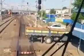Водитель грузовика попросил машиниста поезда сдать назад