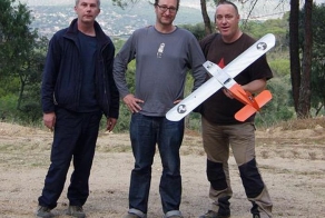 Невероятный полет бумажного самолетика (11 фото)