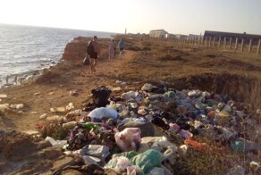 Крым превращают в помойку. Ужасные кадры с пляжей жемчужины Черного моря