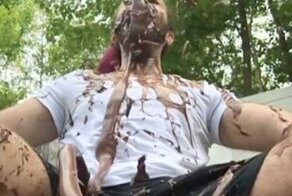 Мужчину сбило с ног взорвавшимся молочным гейзером