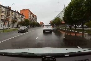 ДТП из-за лужи на дороге, или невнимательность водителя