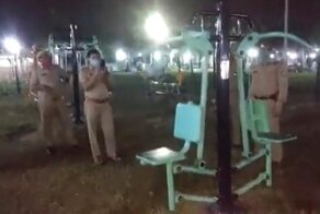 Двигающиеся в&nbsp;пустом парке тренажеры нагнали страха даже на полицию: видео 