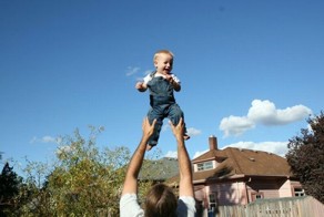 Родители подбрасывают своих детей (63 фото)