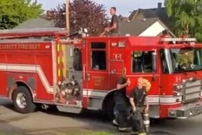 Пожарные устроили водную битву с детьми