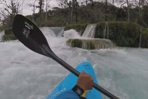 Каякер попал в ловушку из бурного потока воды