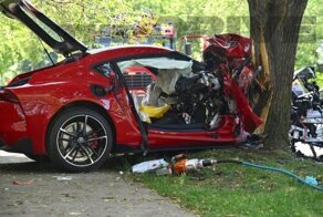 Водитель абсолютно новой Toyota Supra врезался в дерево во время тест-драйва