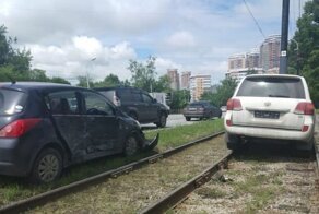 Land Cruiser влетел в столб и перекрыл движение трамваев в Хабаровске