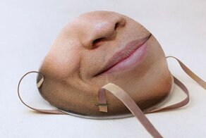 Дизайнер делает защитные маски, которые выглядят как часть лица