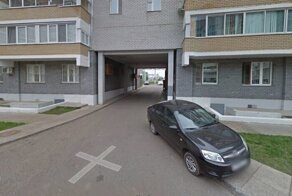 Находчивый житель дома переделал арку под гараж