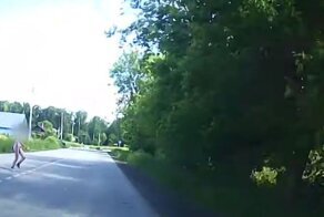 Девочка-подросток попала под машину в Свердловской области
