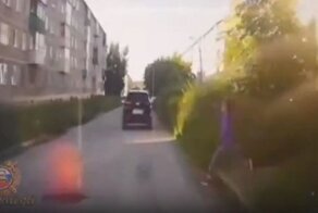 В Красноярском крае девочка выбежала под колеса автомобиля