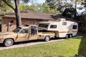 Комбо из 80-х: редкий ретрокемпер на базе пикапа Toyota