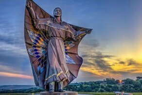 25 памятников, которые вряд ли кто-то захочет снести