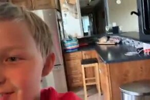 Ребенок решил зарядить свой телефон в микроволновке