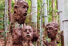 Японский скульптор создал жутковатый, но красивый Лес Отчаяния