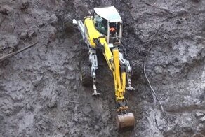 Работа экскаватора-вездехода в экстремальных условиях на водохранилище в Швейцарии