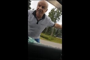 Видео: бешеный старик крушит стекла автомобиля металлическим прутом