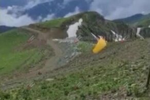 Падение параплана в Красной Поляне попало на видео