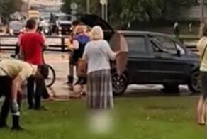 Добрый автомобилист перевозил людей через огромную лужу в Москве