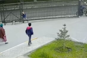 Спасли всем миром: ребёнок застрял головой в заборе