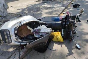 Водитель скутера выжил после серьезного столкновения с автомобилем