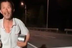 Китайца не пустили в автобус и он прошел почти тысячу километров пешком