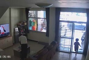 Девочка влетела в стеклянную дверь, когда играла в догонялки с подругой