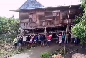 В Индонезии люди перенесли дом на руках