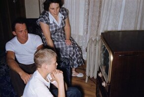 Почему британские семьи до сих пор смотрят черно-белые телевизоры?