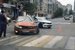 Honda Civic и полицейская патрульная Skoda столкнулись в Белгороде