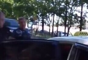 Пьяная москвичка залила сиденье такси пивом и устроила скандал таксисту