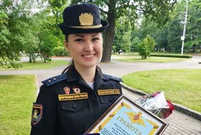 Командующий Балтийским флотом лично наградил участницу парада, потерявшую туфлю